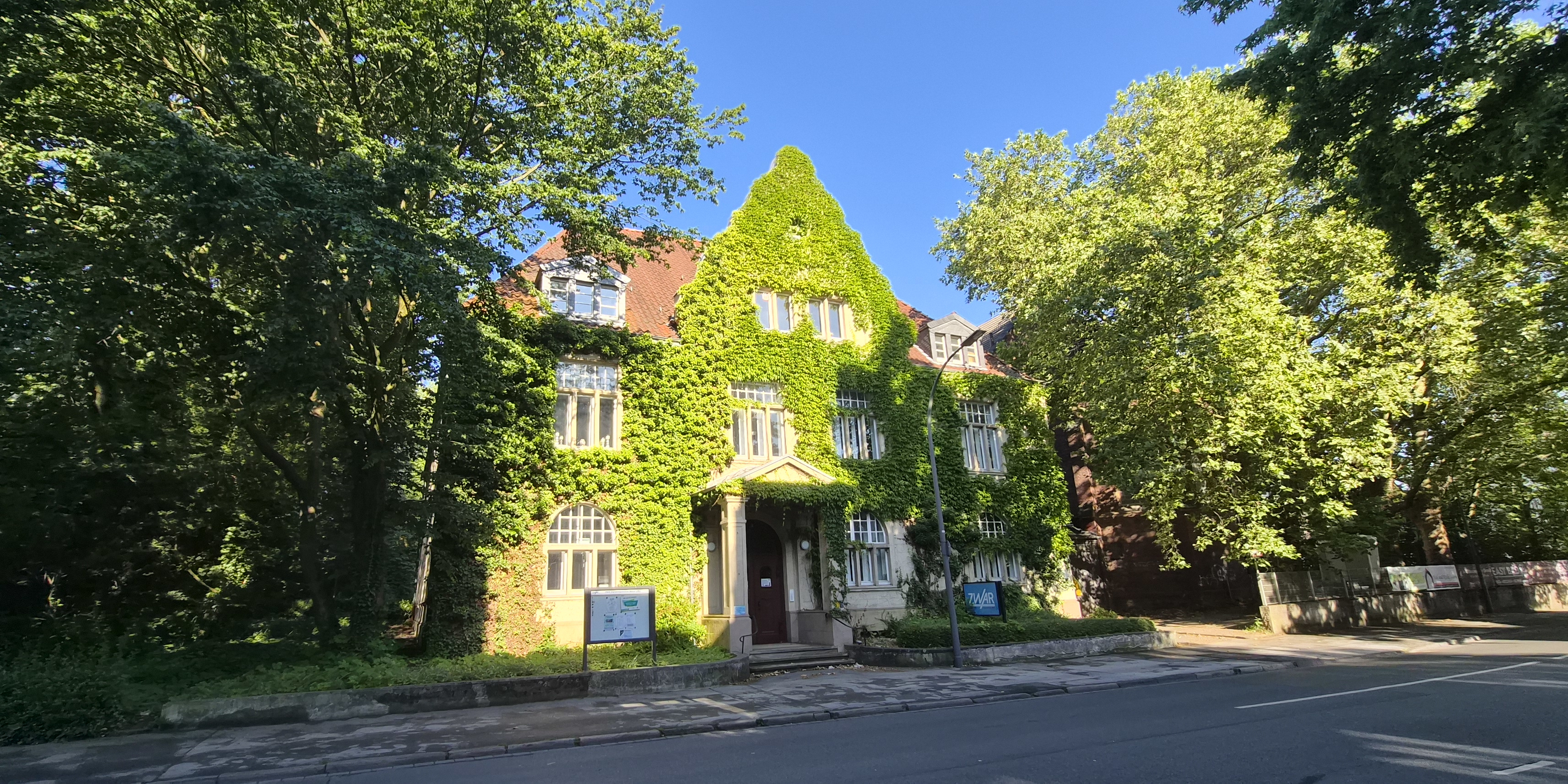 Aktuelle Frontansicht am Morgen quer