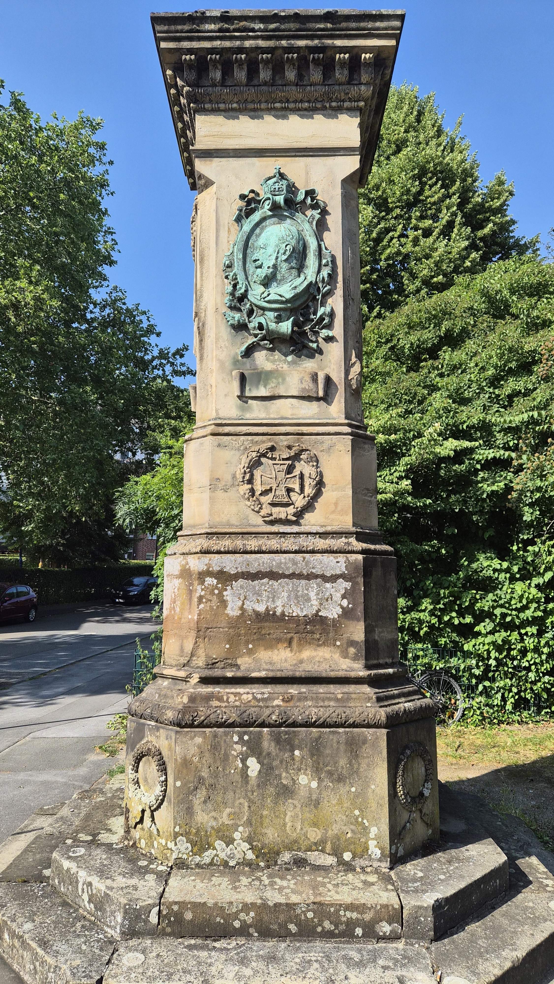 Frontansicht des Denkmals