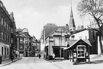 Bild der Straße mit Kirche im Hintergrund